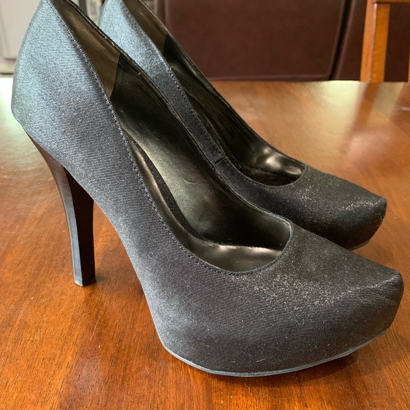 Two pairs of women’s size 8 high heels. Black in color, one pair is shiny/glossy - Picture 13 of 14